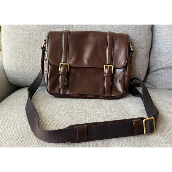 Fossil Messenger Bag in Chocolate Brown Leather, Super Cute, Barely Used - Picture 3 of 14